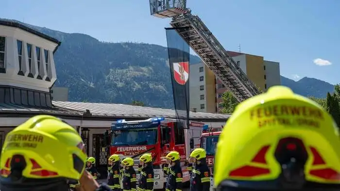 An der Drehleiter wehte die schwarze Fahne 