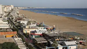 Der leere Strand sowie die Strandpromenade von Cattolica in der Provinz Rimini