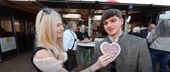 Frau interviewt mit Lebkuchenherz-Mikro