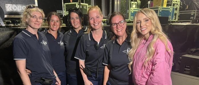 Das Team der „Rollenden Engel“ rettete eine Besucherin, die während eines Melissa Naschenweng-Konzerts kollabierte.