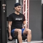 Man sieht Daniel Krobath konzentriert und angestrengt auf einem Fitnessgerät