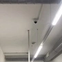 Man sieht eine weiße Decke, darauf befestigte Lichter und eine Kamera | Kameras in sensiblen Bereichen eines Klagenfurter Fitnesscenters