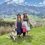 Afra Lublasser (links) mit Tochter Notburga sowie Theresa Preßlaber und Hündin Serana