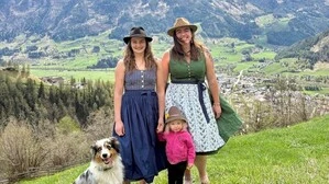 Afra Lublasser (links) mit Tochter Notburga sowie Theresa Preßlaber und Hündin Serana