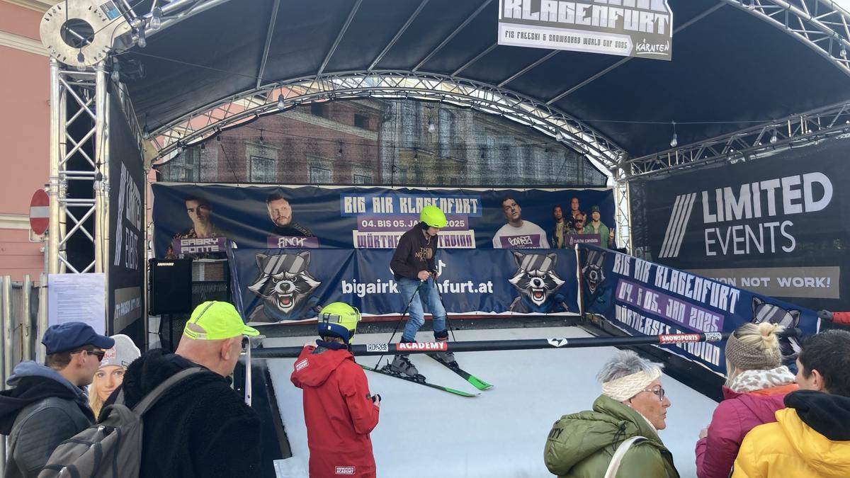 Mitten in Klagenfurt wird mit einer mobilen Rollskipiste auf das Big Air-Event aufmerksam gemacht