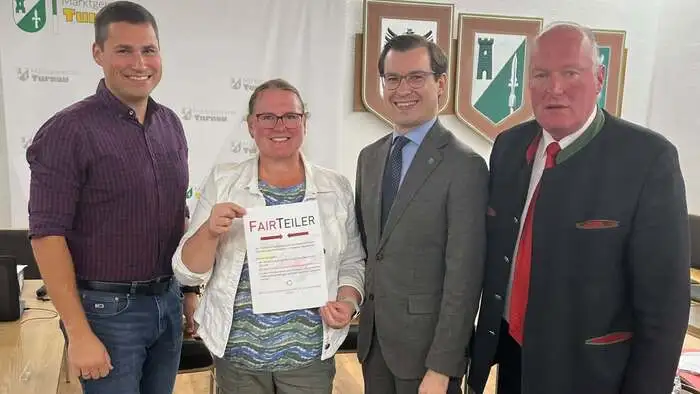 Gemeindekassier Stefan Höfler, Gemeinderätin Martina Sattelhacker, Bürgermeister Stefan Hofer, Vizebürgermeister Berthold Strobl freuen sich über die neue Aktion