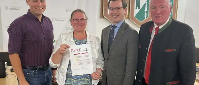 Gemeindekassier Stefan Höfler, Gemeinderätin Martina Sattelhacker, Bürgermeister Stefan Hofer, Vizebürgermeister Berthold Strobl freuen sich über die neue Aktion