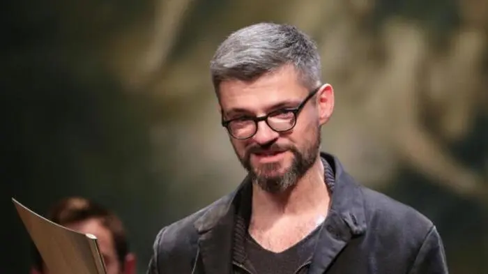 Dusan David Parizek 2018 mit seinem Nestroy-Preis