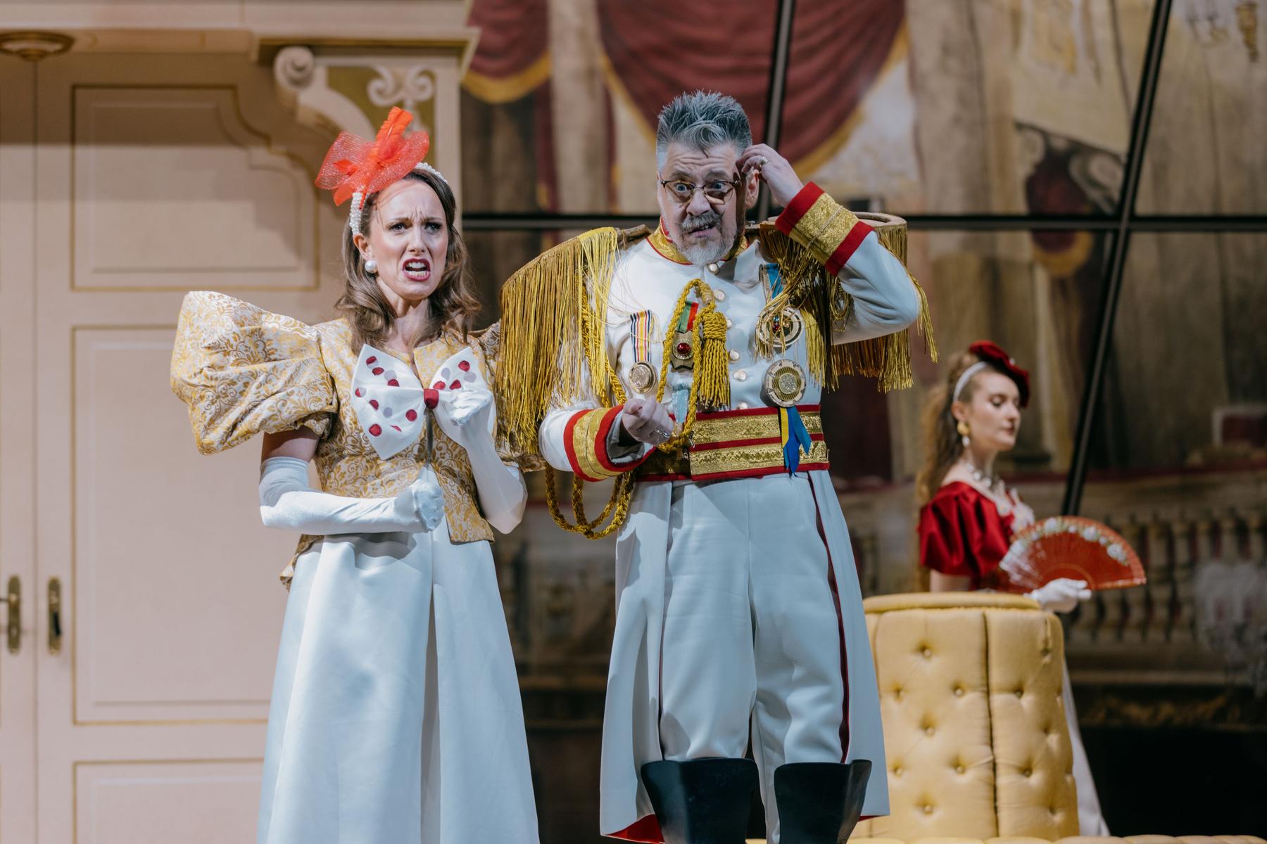 Strauss in Schönbrunn: „Wiener Blut“: Nikolaus Habjan inszeniert Remasuri