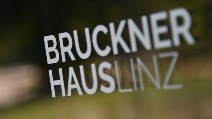 ++ ARCHIVBILD/THEMENBILD ++ Der Schriftzug "Brucknerhaus Linz" am 22. August 2018, in Linz. Oberösterreich begeht 2024 anlässlich des 200. Geburtstag des Komponisten Anton Bruckner das Brucknerjahr. (ARCHIVBILD VOM 22.8.2018)