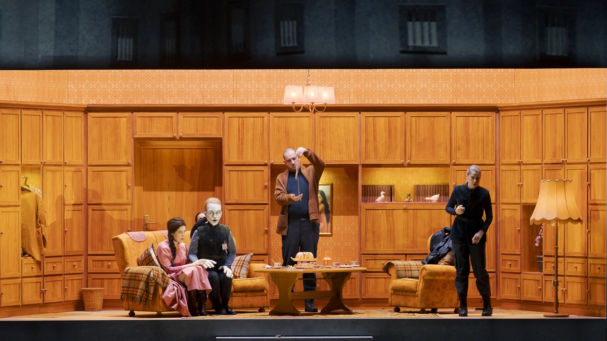 Bürgerliches Leben: Ensemble vor Wohnwand