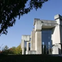 Die Wotrubakirche erstreckt sich elegant in den Himmel