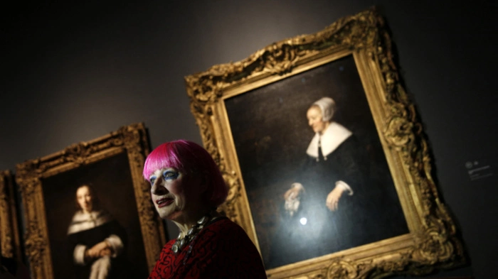 Designerin Zandra Rhodes vor dem "Portrait of Catrina Hooghsaet"