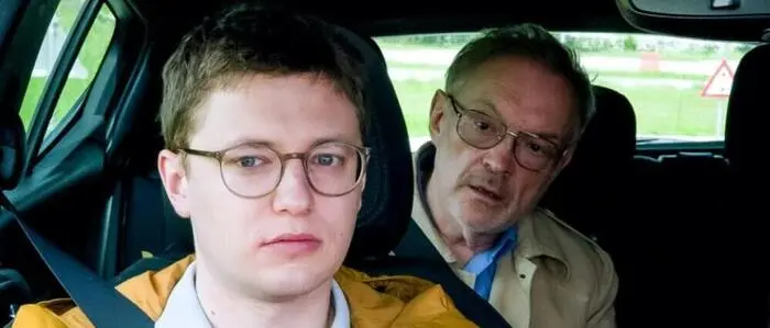 Josef Hader als Prüfer am Rücksitz bei „2hot2drive“
