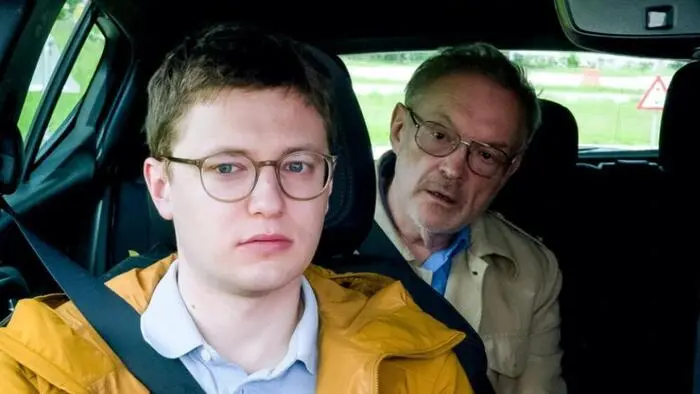 Josef Hader als Prüfer am Rücksitz bei „2hot2drive“