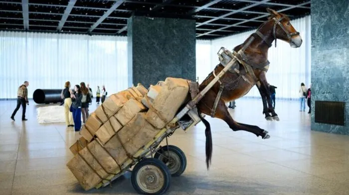 Kunstwerk „Pentecost“ mit präpariertem Esel in Berliner Cattelan-Schau