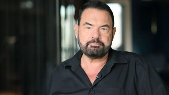 ARCHIV - 27.08.2024, Berlin: Der Sänger Marian Gold von Alphaville bei einem Interview mit der dpa. Die Band Alphaville hat aus gesundheitlichen Gründen einen Auftritt in Gelsenkirchen an diesem Samstag (25.7.) kurzfristig abgesagt. (zu dpa: «Alphaville sagt zwei Auftritte ab - Rippe gebrochen») Foto: Jens Kalaene/dpa +++ dpa-Bildfunk +++