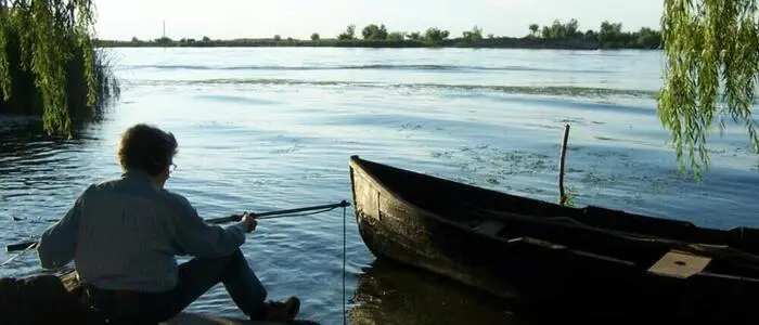 Annea Lockwood beim Field Recording an der Donau