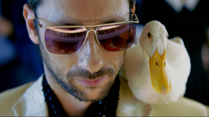 Untergang in Affirmation: Y (Ariel Bronz) mit tierischem Begleiter