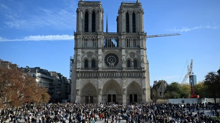 Die Kathedrale gehört zu den Wahrzeichen von Paris