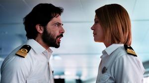 Was tun? Moral und Recht werden auf der Schiffsbrücke (Bild rechts: Marco Bocci und Jessica Schwarz) diskutiert