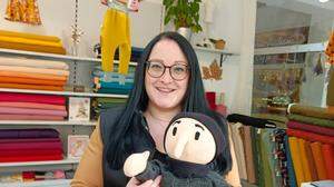 Sarah Katholnig mit der Puppe Fridolin