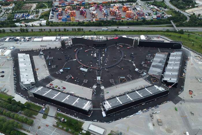 Erster Blick auf die extra für die Konzerte gebaute Bühne