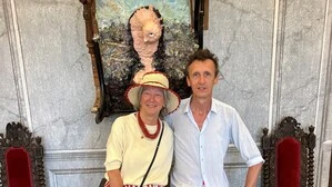Agnes Husslein und Gelatin-Mitbegründer Florian Reither vor einer Mona Lisa-Bearbeitung