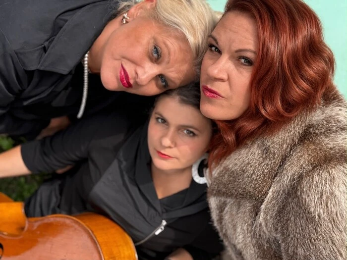 Magda Kropiunig, Katarina Hartmann und die Cellistin Alenka Piotrowicz (vorne)