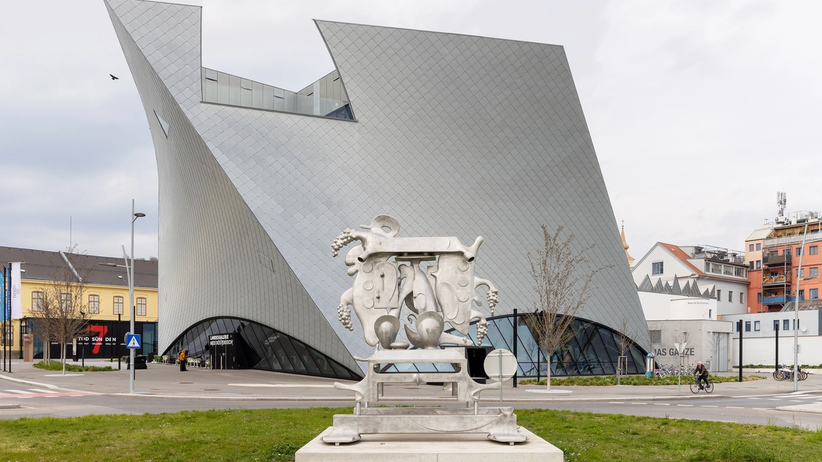 Bruno Gironcolis „Figur flach mit drei Trauben“ ziert seit 2023 den Kreisverkehr vor der Landesgalerie Niederösterreich an der Kunstmeile Krems