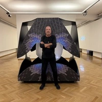 Walter Hösel vor der zeitkritischen Gemeinschaftsarbeit "in tension“ von Sofia und Boris Podrecca