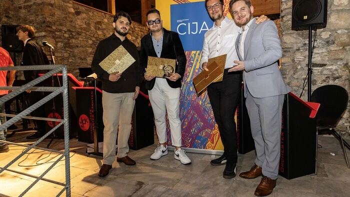 Die Preisträger Andreas Varady, Alan Bartuš und Jordi Roviro mit Organisator Lukas Gabric (v. l.)