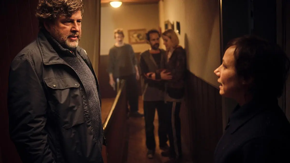 ARD/SWR TATORT: DER REINI, Fernsehfilm, Deutschland 2025, am Sonntag (16.11.25) um 20:15 Uhr im ERSTEN.
Und jetzt? Wie können Friedemann (Hans-Jochen Wagner, l.) und Franziska (Eva Löbau, r.) mit der extremen Situation fertigwerden, in die Luke Badrow (Karsten Antonio Mielke, 2.v.l.) sie beide, Reinhard (Felician Hohnloser, M.) und Mika (Mareike Beykirch, 2.v.r.) gebracht hat?
© SWR/Benoît Linder, honorarfrei - Verwendung gemäß der AGB im engen inhaltlichen, redaktionellen Zusammenhang mit genannter SWR-Sendung und bei Nennung "Bild: SWR/Benoît Linder" (S2). SWR Presse/Bildkommunikation, Baden-Baden, Tel: 07221/929-22202, foto@swr.de.