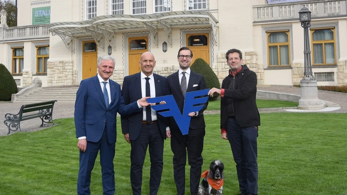 Kooperation für junge Menschen: die beiden Volksbank-Vorstände Alfred Holzer und  Johannes Jelenik, der kaufmännische Direktor Matthias Walter und Intendant Aron Stiehl