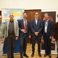 Francesco Rossi, Rektor Roland Streiner, Landesrat Peter Reichmann, Eckehard Pistrick, Finn Schumacher, Jens Knigge (v. l.)