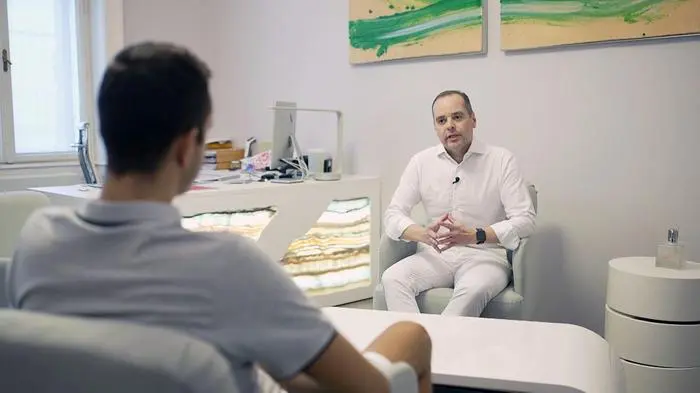 Am Schauplatz  - Schöner Mann - - Eine Reportage über den Boom bei Schönheitsoperationen für Männer.
Immer mehr Männer legen sich unters Messer und lassen sich Nase und Augenlider korrigieren, Haare transplantieren oder den Penis verlängern. Ziel ist es, sich schöner, jünger, attraktiver, und männlicher zu fühlen. Wie wichtig ist Schönheit - und was ist Schönheit eigentlich? Martin Stiefsohn aus Niederösterreich hat sich jahrzehntelang unwohl gefühlt mit seinen dunklen, geschwollenen Augenringen und den schweren Lidern. 