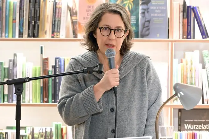 Lesungen - Anne Korth Protokoll einer Annäherung und Mirjam Wittig An der Grasnarbein der Buchhandlung Kurdirektion in Bad Ischl, im Rahmen der Kulturinitiative Literaturschiff , fotografiert am 24.01.2025. Das Bild zeigt Moderatorin Petra Hartlieb 2025 - Lesungen - Anne Korth Protokoll einer Annäherung und Mirjam Wittig An der Grasnarbein der Buchhandlung Kurdirektion in Bad Ischl, im Rahmen der Kulturinitiative Literaturschiff , am 24.01.2025. *** Readings Anne Korth Protokoll einer Annäherung and Mirjam Wittig An der Grasnarbein at the Kurdirektion bookstore in Bad Ischl, as part of the cultural initiative Literaturschiff , photographed on 24 01 2025 The picture shows presenter Petra Hart