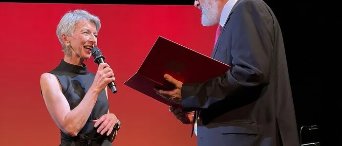 Kulturreferentin LHStv.in Gaby Schaunig überreichte David Kosviner im Rahmen der Uraufführung seines Werks „Sentiero“ im Stadttheater Klagenfurt den Nikolaus-Fheodoroff-Kompositionspreis