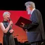 Kulturreferentin LHStv.in Gaby Schaunig überreichte David Kosviner im Rahmen der Uraufführung seines Werks „Sentiero“ im Stadttheater Klagenfurt den Nikolaus-Fheodoroff-Kompositionspreis 