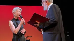 Kulturreferentin LHStv.in Gaby Schaunig überreichte David Kosviner im Rahmen der Uraufführung seines Werks „Sentiero“ im Stadttheater Klagenfurt den Nikolaus-Fheodoroff-Kompositionspreis 