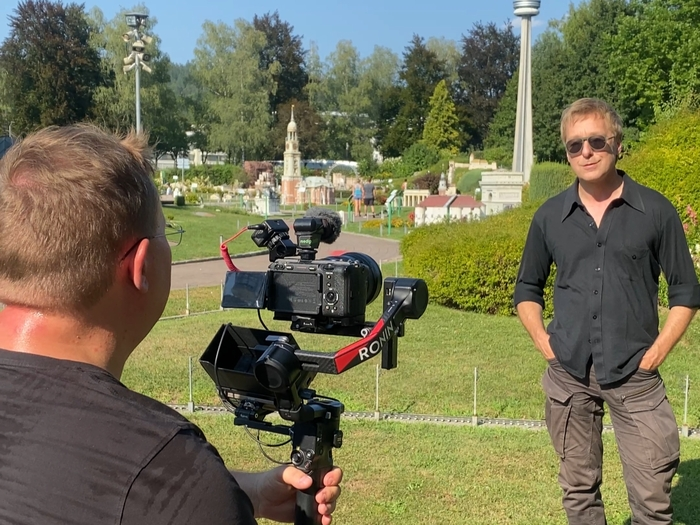 Max Müller beim Dreh in Minimundus