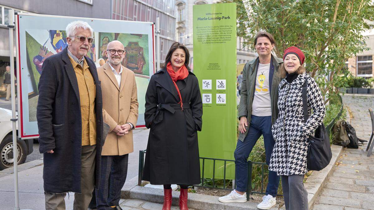 v.li.n.re.: Peter Pakesch (Lassnig Stiftung), Thomas Weber (Gemeinderat NEOS), Kulturstadträtin Veronica Kaup-Hasler, Klaus Mayer (SPÖ Klub Margareten) und Kultur- und Kunstwissenschaftlerin Natalie Lettner bei der Benennung des Maria-Lassnig-Parks mit Kulturstadträtin Kaup-Hasler (Kreuzung Bräuhausgasse/Grohgasse/Margaretenstraße, 1050 Wien)