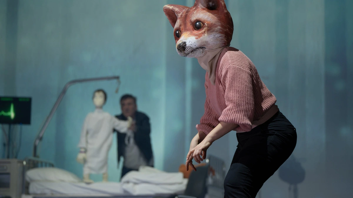 Nanette Waidmann verkörpert als Füchsin das Mädchen Hannah