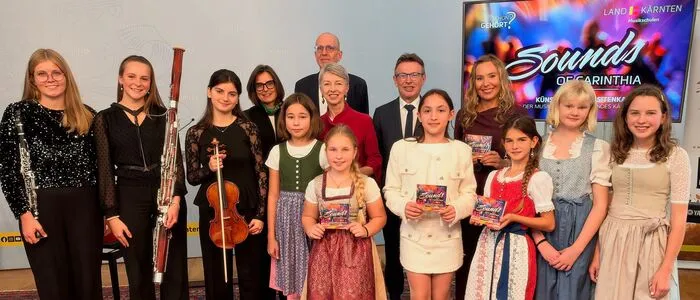 Kostproben gab es bei der Präsentation vom „Ladies Trio“ (links), den „Saitenfeen“ (in Tracht) und Sängerin Simona Olahova (mittig, mit CD)