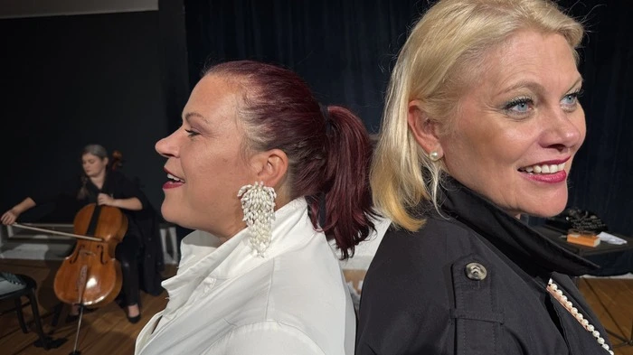 Katarina Hartmann und Magda Kropiunig, im Hintergrund die Cellistin Alenka Piotrowicz