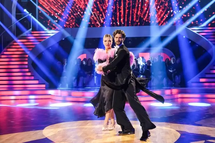 Dancing Stars - Auch in der zweiten Show von Dancing Stars stellen die zehn Promis mit ihren Partnern ihr Talent mit je einem Solotanz unter Beweis. Nach vielen Wochen harten Trainings und dem zweiten Live-Auftritt fällt heute erstmalig die Entscheidung, welches Paar die Show als erstes verlassen muss. Auf den Tanzkarten der „Dancing Stars“ stehen diesmal Slowfox, Rumba, Cha Cha Cha, Samba, Tango sowie Langsamer und Wiener Walzer. - Im Bild: Aaron Karl, Katya Mizera. Foto: ORF/Hans Leitner. Veröffentlichung honorarfrei nur für redaktionelle Berichterstattung in Sendungszusammenhang und mit Copyrightangabe. Kontakt: foto@orf.at