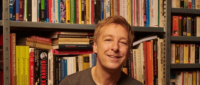 Max Müller in der Bibliothek seiner Wiener Altbauwohnung