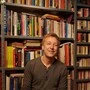 Max Müller in der Bibliothek seiner Wiener Altbauwohnung