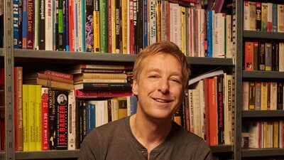 Max Müller in der Bibliothek seiner Wiener Altbauwohnung