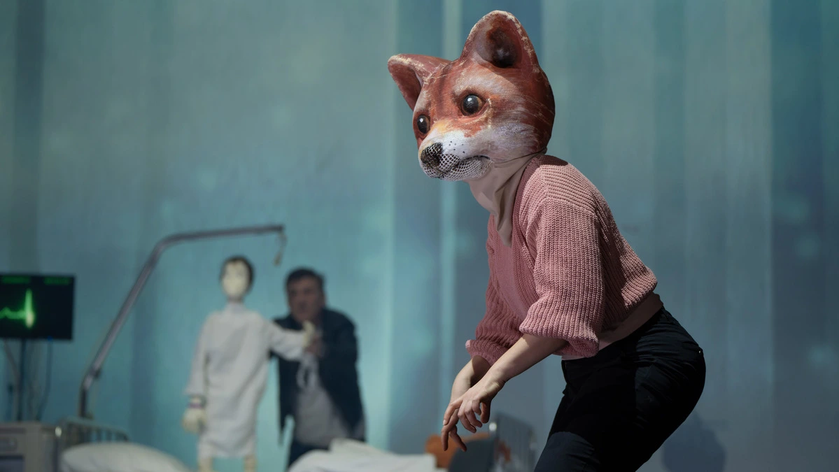 Nanette Waidmann verkörpert als Füchsin das Mädchen Hannah